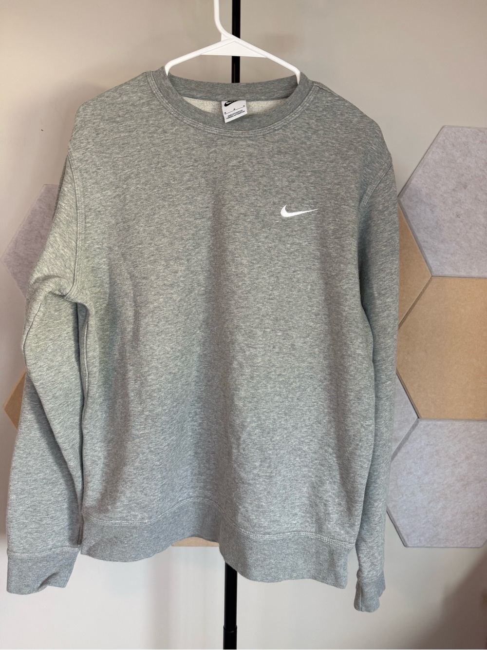 Nike Men’s Light Grey Crewneck Sweatshirt with White Swoosh